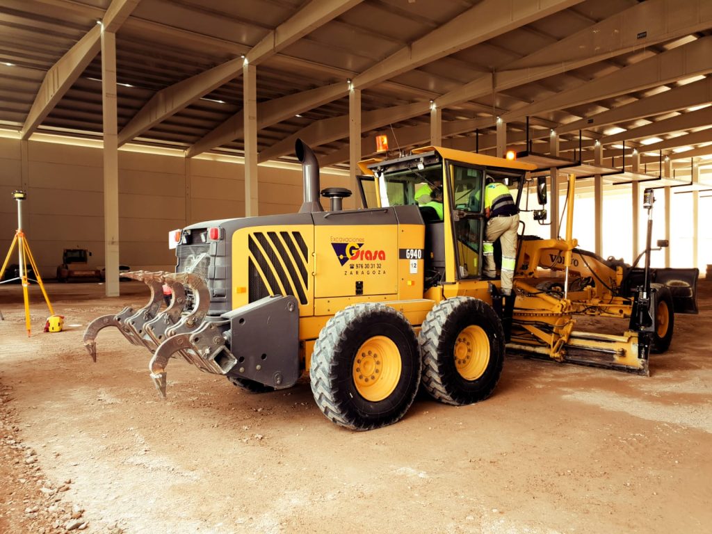 Motoniveladora disponible para alquiler de maquinaria de construcción y obra civil en Excavaciones Grasa, Zaragoza.